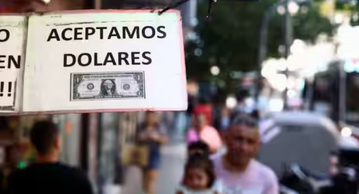 Sebuah tanda di luar toko bertuliskan dalam bahasa Spanyol 'Kami menerima Dolar' di Buenos Aires, Argentina, 12 Desember 2023 /Reuters