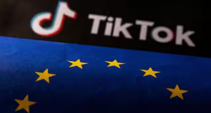 Bendera Uni Eropa dan logo TikTok terlihat dalam ilustrasi ini /Reuters