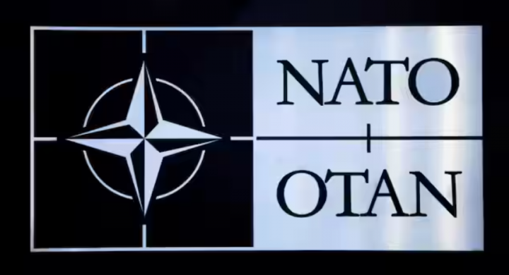 Logo NATO terlihat pada pertemuan Dewan Atlantik Utara dalam sesi menteri pertahanan NATO /Reuters