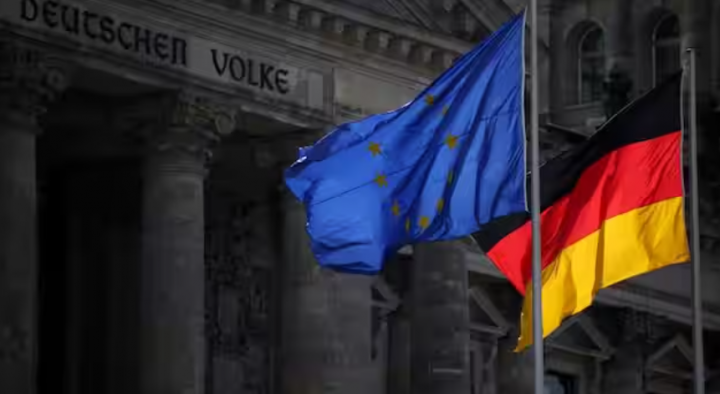 Bendera Uni Eropa dan Jerman berkibar di depan gedung Reichstag, kursi majelis rendah parlemen Jerman Bundestag, di Berlin /Reuters