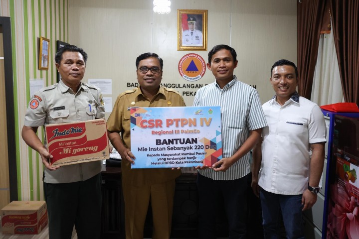 Kepala Pelaksana BPBD Kota Pekanbaru Zarman Candra saat menerima bantuan dari PTPN IV PalmCo Regional 3 yang diserahkan langsung Corporate Secretary and Legal Andiansyah Hamdani di Pekanbaru.