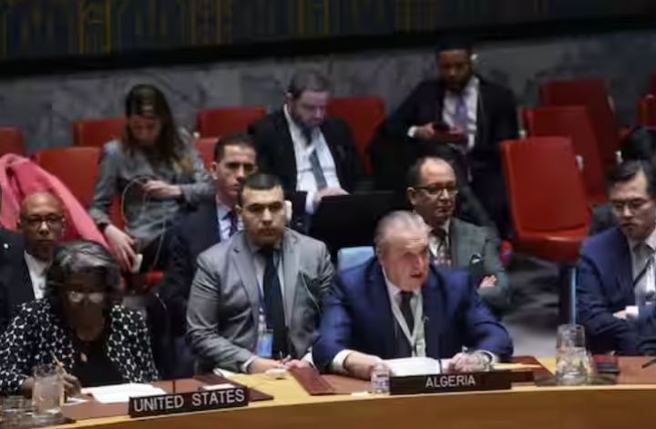 Duta Besar Aljazair untuk PBB Sofiane Mimouni berbicara sebelum pemungutan suara pada resolusi Dewan Keamanan PBB untuk menuntut gencatan senjata kemanusiaan segera di Gaza, di tengah konflik yang sedang berlangsung antara Israel dan Hamas, di markas besar PBB di New York, AS, 20 Februari 2024 /Reut