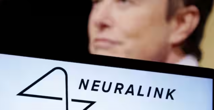 Logo Neuralink dan foto Elon Musk terlihat dalam ilustrasi ini /Reuters