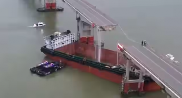 Sebuah kapal kargo menabrak jembatan di China /X