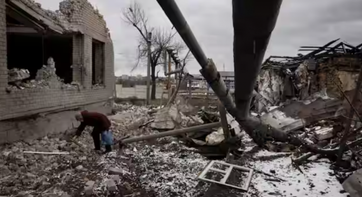 Gambar menunjukkan puing-puing di halaman rumah hancur dalam serangan rudal Rusia, di tengah serangan Rusia ke Ukraina, di Selydove dekat Avdiivka, Ukraina, 19 Februari 2024 /Reuters