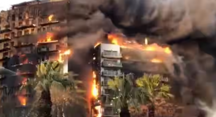 Situasi kebakaran yang terjadi di Apartemen Valencia Spanyol /X