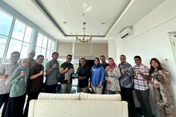 Region Head PTPN IV PalmCo Regional 3 Rurianto menerima cinderamata dari CEO RS Awal Bros Group Arfan Awaloeddin usai bertemu di Regional Office PTPN IV PalmCo Regional 3, Kota Pekanbaru, Riau. (Dok. Humas Palmco Regional 3)