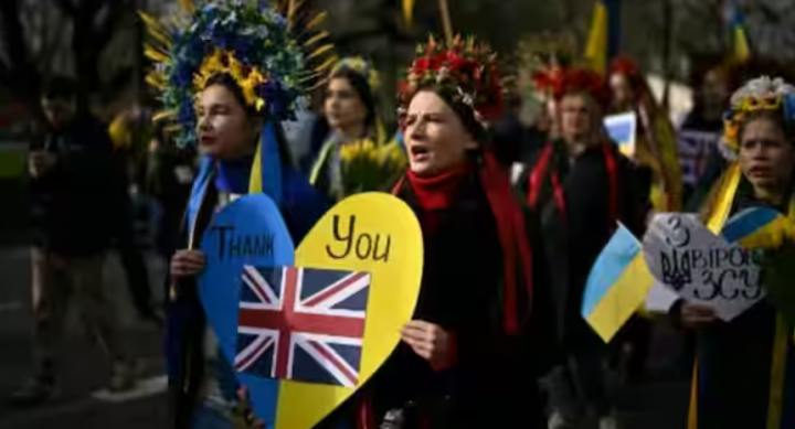 Orang-orang yang memegang plakat dan bendera Ukraina mengambil bagian dalam pawai solidaritas di sepanjang Park Lane menjelang berjaga-jaga, di London pada 24 Februari 2024, untuk menandai 2 tahun sejak dimulainya invasi ke Ukraina oleh Rusia /Reuters