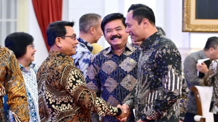 Kepala Kantor Staf Kepresidenan (KSP) Moeldoko berjabat tangan dengan Ketum Demokrat Agus Harimurti Yudhoyono (AHY). Sumber: viva.co.id