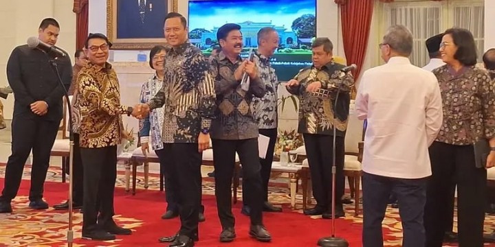 Kepala Kantor Staf Kepresidenan (KSP) Moeldoko berjabat tangan dengan Ketum Demokrat Agus Harimurti Yudhoyono (AHY). Sumber: RMOL.ID