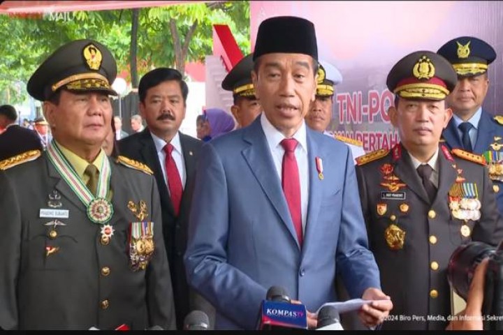 Menteri Pertahanan Prabowo Subianto mendapatkan tambahan 1 bintang dari Presiden RI Joko Widodo. Sumber: sindonews.com