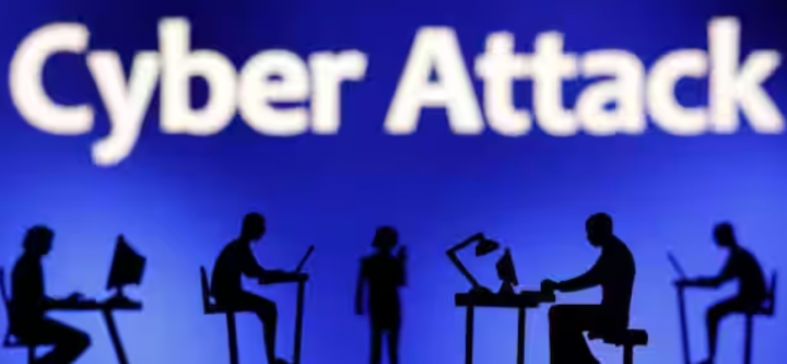 Patung-patung dengan komputer dan smartphone terlihat di depan kata-kata 'Serangan Siber' dalam ilustrasi ini yang diambil, 19 Februari 2024 /Reuters