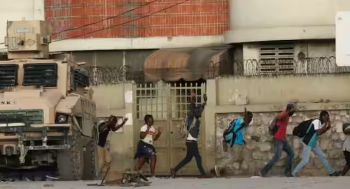 Orang-orang menjauh dari daerah di mana polisi menghadapi geng-geng bersenjata setelah pemimpin geng terkemuka Jimmy Cherizier menyerukan agar pemerintah Perdana Menteri Haiti Ariel Henry digulingkan, di Port-au-Prince, Haiti, 29 Februari 2024 /Reuters