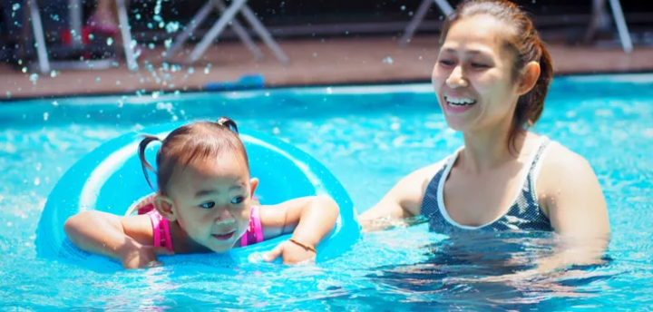 Manfaat Berenang Bagi Anak, Bisa Perkuat Bonding dengan Ortu   