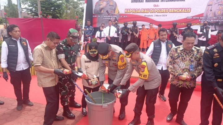 Kapolda Riau Irjen Pol Muhammad Iqbal saat pemusnahan barang bukti 15,6 kilogram sabu
