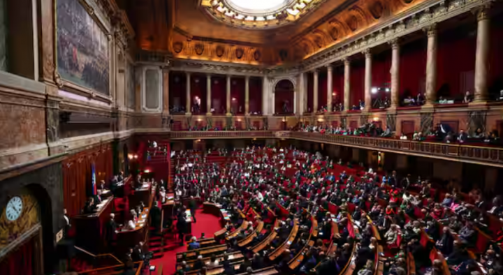 Gambar menunjukkan pandangan umum anggota parlemen dan Senator selama pertemuan kongres kedua majelis parlemen di Versailles, barat daya Paris, Prancis 4 Maret 2024 /Reuters