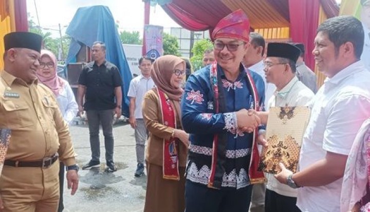 Kepala BKKBN RI Hasto Wardoyo saat menyerahkan SK BAAS kepada perwakilan Regional 3 PTPN IV PalmCo di Kabupaten Kampar, Riau
