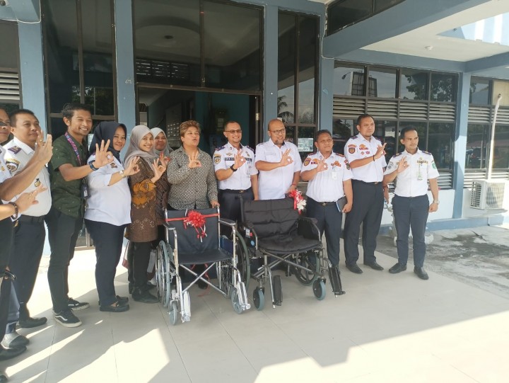 Penyerahan kursi roda dari KPJ Malaysia ke Dinas Perhubungan Kab Bengkalis