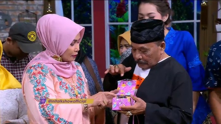 Komedian Haji Bolot Terharu, Ulang Tahun ke-82 Tahun Dirayakan Anak dan Cucu. (X/Foto)