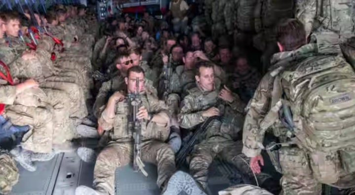 Anggota militer Inggris naik pesawat A400M setelah pasukan barat meninggalkan Afghanistan pada Agustus 2021 /Reuters
