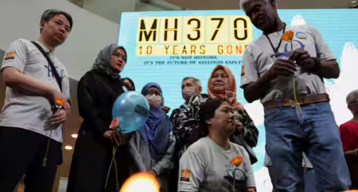 Keluarga penumpang dari China dan Malaysia, yang berada di pesawat Malaysia Airlines MH370 yang hilang, terlihat selama acara peringatan memperingati 10 tahun menghilangnya, di Subang Jaya, Malaysia 3 Maret 2024 /Reuters