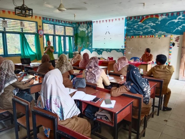 Penyampaian perkembangan dan rencana tindak lanjut pengembangan sekolah di SDN 006 Suka Makmur di Kabupaten Kampar.