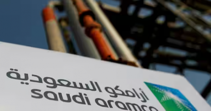 Sebuah tanda Saudi Aramco digambarkan di sebuah fasilitas minyak di Abqaiq, Arab Saudi, 12 Oktober 2019 /Reuters