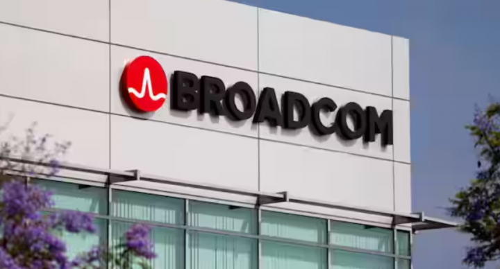 Logo perusahaan Broadcom Limited digambarkan di sebuah gedung perkantoran di Rancho Bernardo, California /Reuters