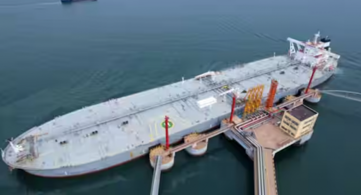 Sebuah kapal tanker minyak membongkar minyak mentah impor di pelabuhan Qingdao di provinsi Shandong, China timur, pada 9 Mei 2022 /AFP