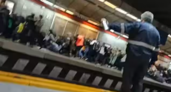 Protes Anti-Jilbab Iran: Warga Iran di sebuah stasiun metro di Teheran melarikan diri dan jatuh saat suara tembakan terdengar /AFP