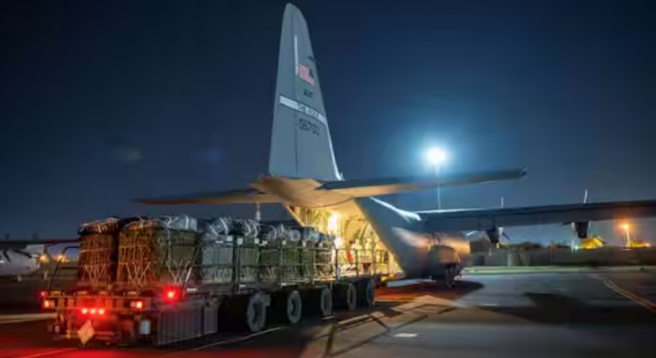 Lebih dari 38.000 Makanan Siap Saji dan air yang ditujukan untuk penerjunan udara di atas Gaza dimuat di atas C-130J Super Hercules Angkatan Udara AS di lokasi yang dirahasiakan di Asia Barat Daya, 1 Maret 2024 /Reuters