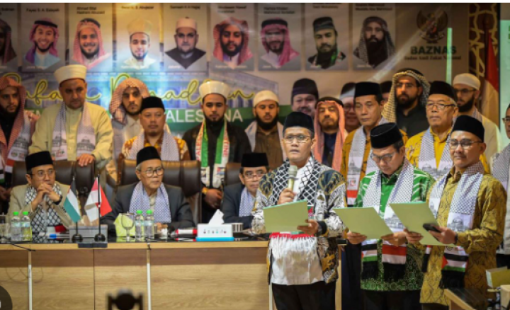 Wakil Sekretaris Jenderal Majelis Ulama Indonesia (MUI) Arif Fahrudin (tiga kanan) memimpin deklarasi peningkatan pemboikotan produk Israel di Kantor MUI, Jakarta, Minggu (10/3/2024). ANTARA FOTO/Tangkan Layar