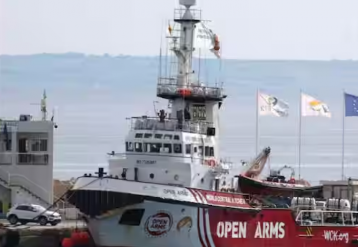 Laporan menunjukkan bahwa masalah teknis mungkin menunda keberangkatan kapal hingga Senin pagi /Reuters