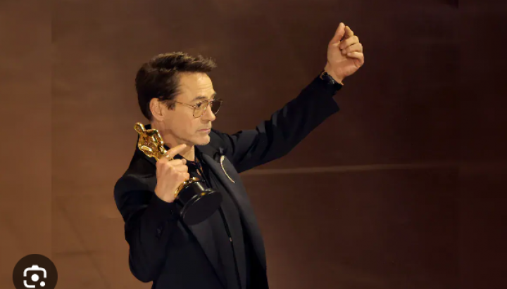 Robert Downey Jr Bawa Pulang Piala Oscar Pertamanya dengan Oppenheimer. (NDTV/Screenshot)