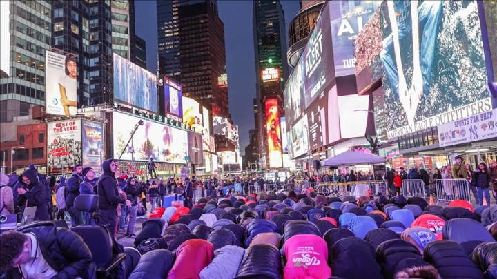 Ratusan Muslim New York Gelar Tarawih Ramadhan Perdana di Times Square. (X/@oldkas68)