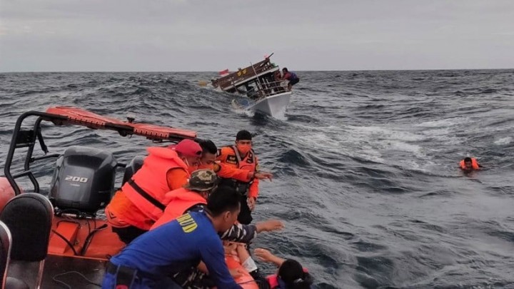 Kapal Karam Rute Jakarta-Lombok Dihantam Gelombang di Selayar, 24 Orang Hilang. (X/Foto)