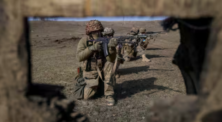 Prajurit Ukraina dari brigade ke-79 mengambil bagian dalam pelatihan, di tengah serangan Rusia ke Ukraina, di wilayah Donetsk, Ukraina /Reuters