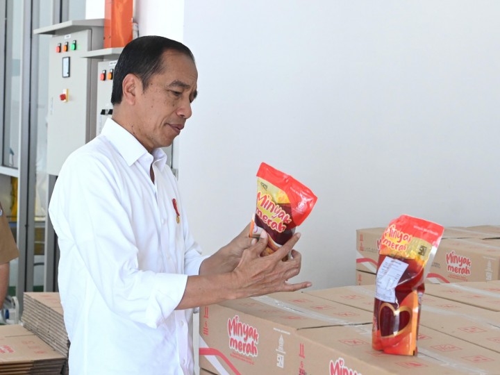 Jokowi Resmikan dan Pamer Minyak Makan Merah, Intip Kandungannya... (X/@jokowi)
