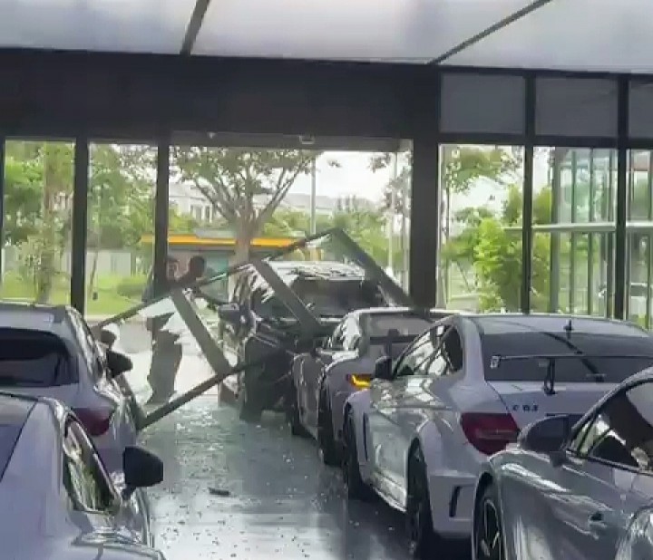 Viral Xpander Tabrak Porsche 911 GT3 yang Parkir di Showroom. (X/Foto)