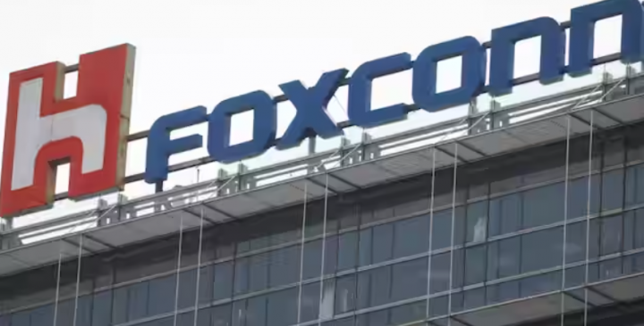 Logo Foxconn digambarkan di atas gedung perusahaan /Reuters