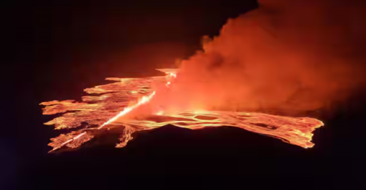 Letusan gunung berapi terjadi, dekat Grindavik, Islandia, 16 Maret 2024 /Reuters