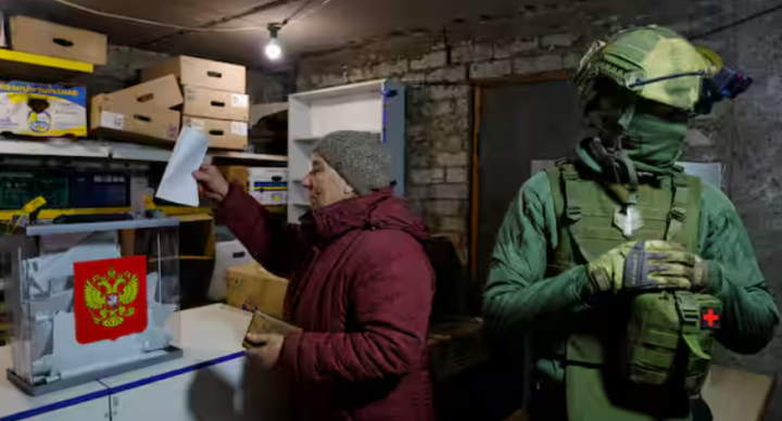 Dalam foto dari 16 Maret 2024 ini, seorang warga memberikan suaranya di Avdiivka, Wilayah Donetsk, Ukraina yang dikuasai Rusia /Reuters