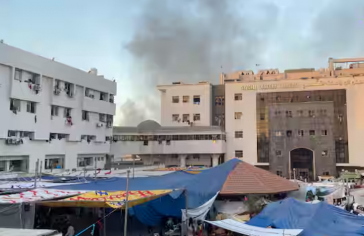 Gambar menunjukkan asap membubung saat pengungsi Palestina berlindung di rumah sakit Al Shifa, di tengah konflik yang sedang berlangsung antara Hamas dan Israel, di Kota Gaza, 8 November 2023 /Reuters