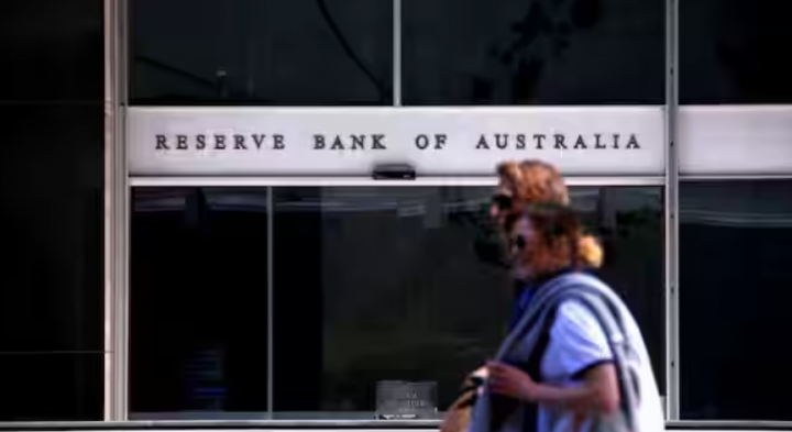 Pejalan kaki berjalan melewati pintu masuk utama ke kantor pusat Reserve Bank of Australia (RBA) di pusat kota Sydney /Reuters
