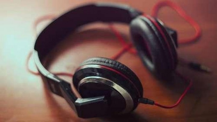 Ngeri, Wanita Ini Nyaris Kehilangan Pendengaran Karena Sering Pakai Headphone saat Tidur   