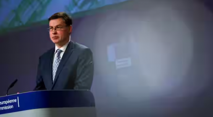 Komisaris Eropa untuk Ekonomi yang Bekerja untuk Rakyat, Valdis Dombrovskis, terlihat selama konferensi pers online tentang kebijakan perdagangan Eropa di markas Komisi Eropa di Brussels, Belgia /Reuters