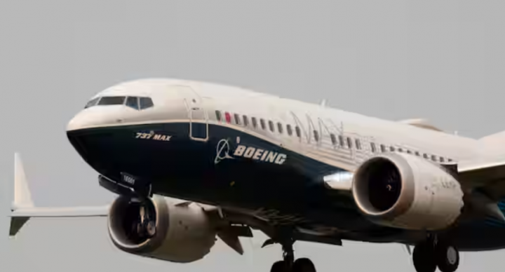 Gambar jet Boeing 737 terbang di udara /Reuters