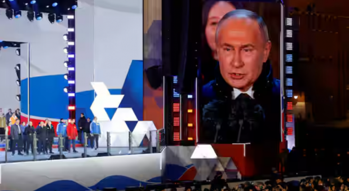 Presiden Rusia Vladimir Putin, yang dinyatakan sebagai pemenang pemilihan presiden oleh komisi pemilihan negara itu, menyampaikan pidato selama rapat umum /Reuters