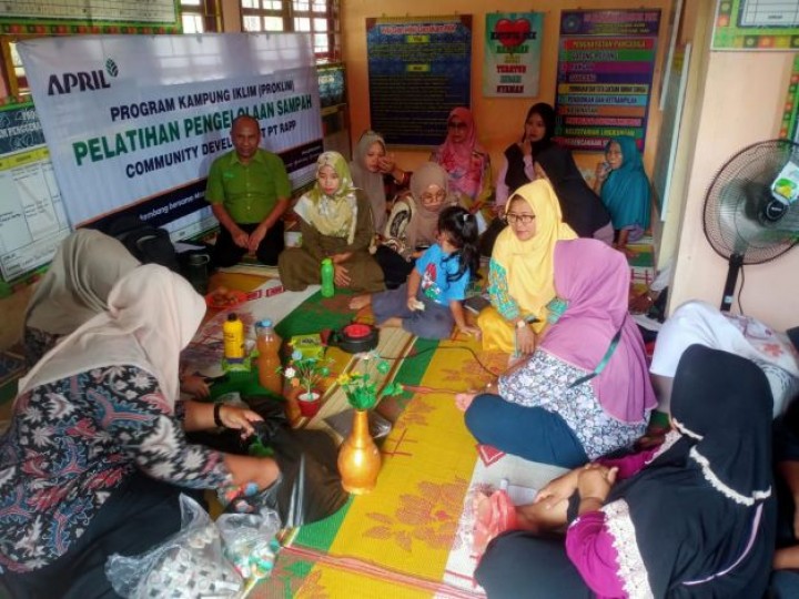 Masyarakat Desa Sialang Baru, Siak mengamati langsung cara mengelola sampah yang efektif dalam Pelatihan Pengelolaan Sampah sinegi Proklim yang ditaja CD RAPP