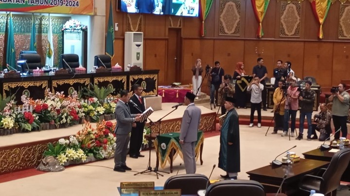 Wakil ketua DPRD Riau Agung Nugroho lantik PAW Sulastri 